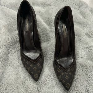 Authentic Louis Vuitton signature heels size 37 1/2